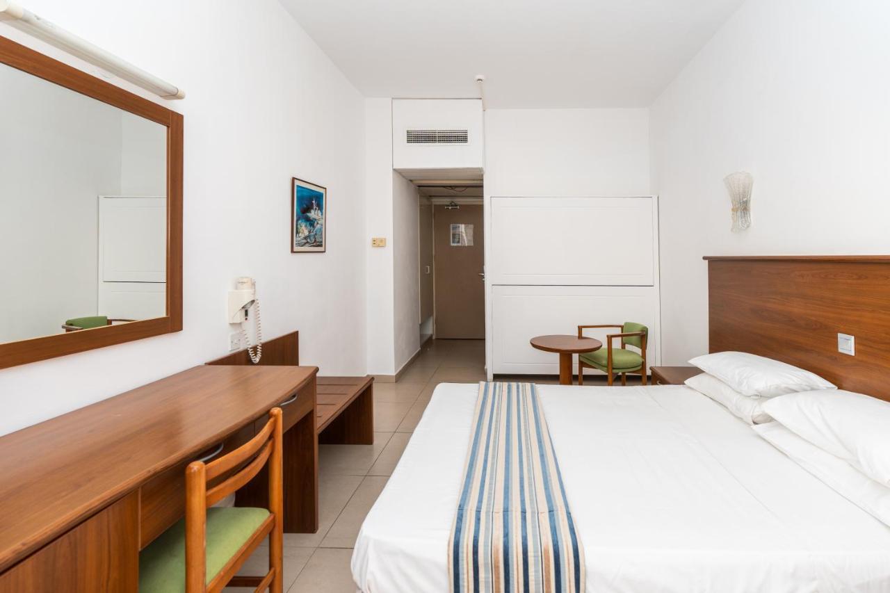 Adelais Bay Hotel โปรทาราส ภายนอก รูปภาพ