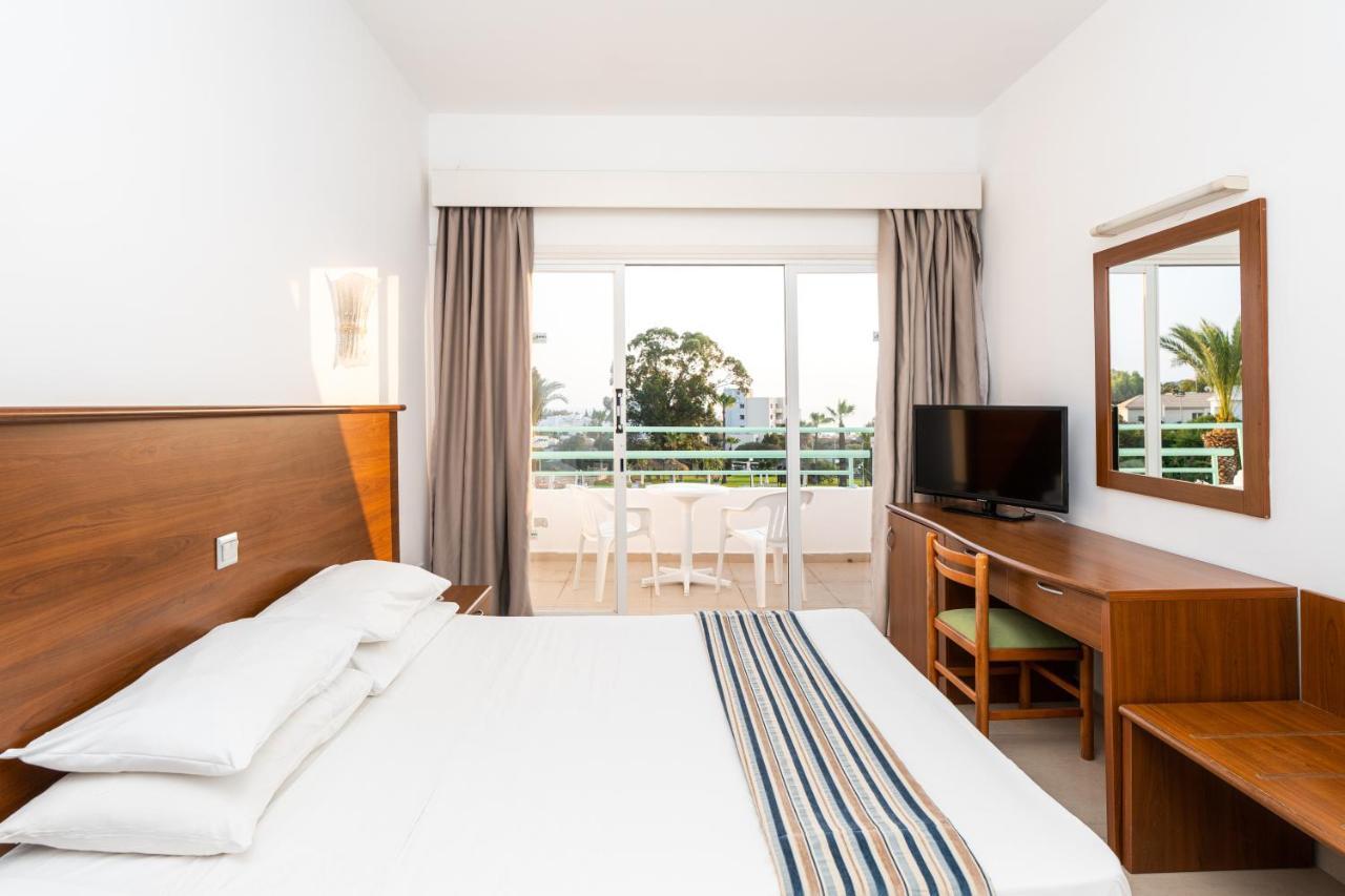 Adelais Bay Hotel โปรทาราส ภายนอก รูปภาพ