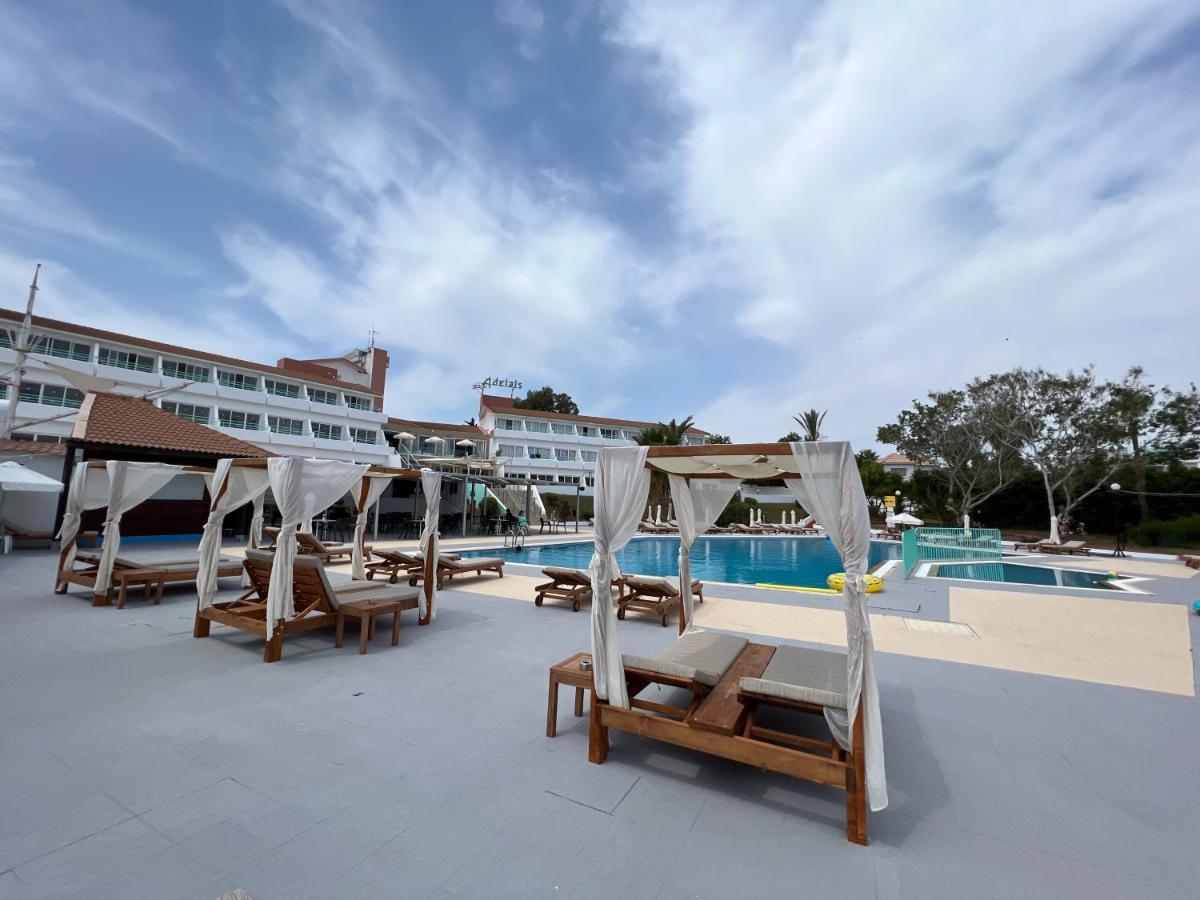 Adelais Bay Hotel โปรทาราส ภายนอก รูปภาพ