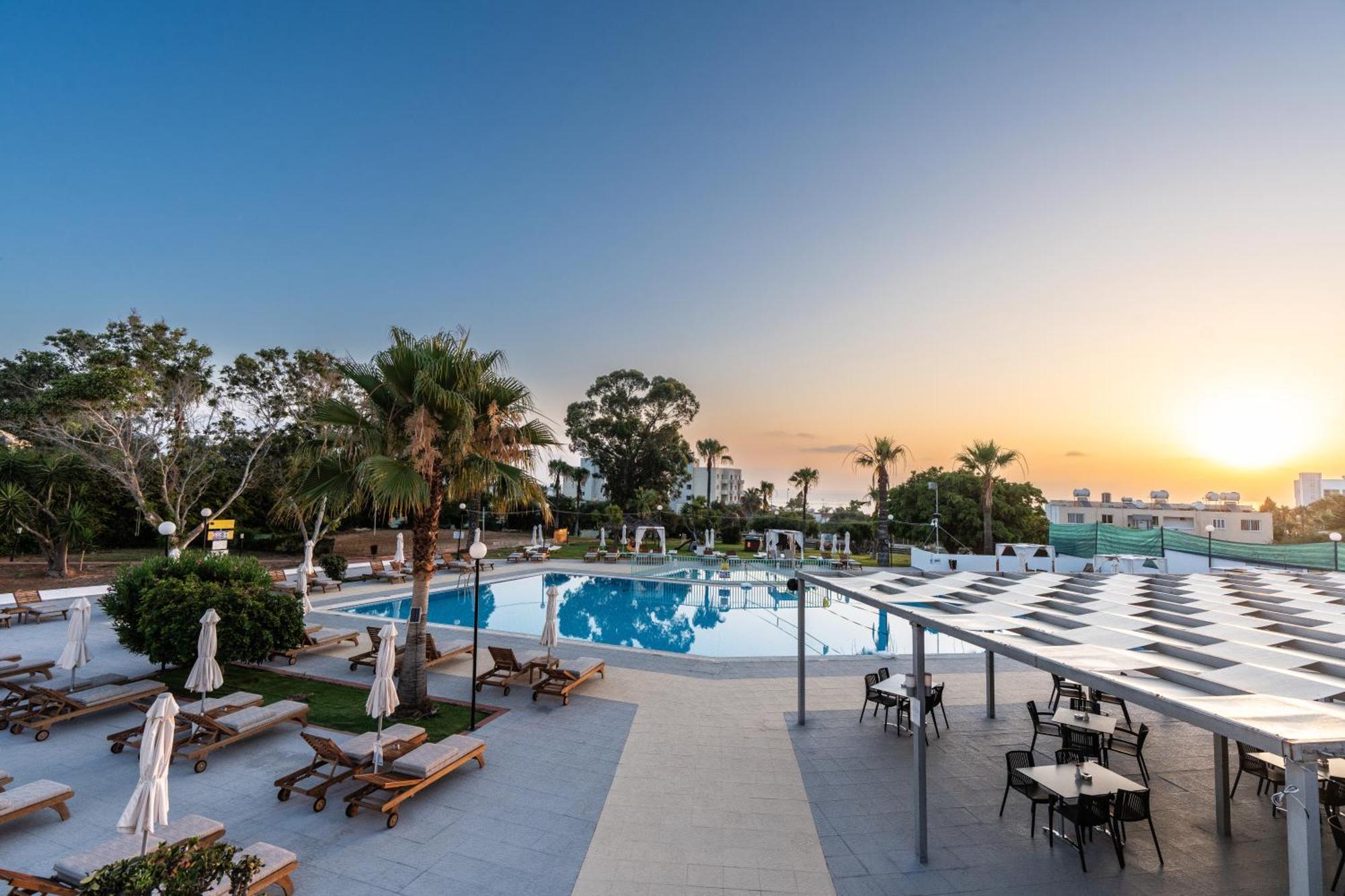 Adelais Bay Hotel โปรทาราส ภายนอก รูปภาพ