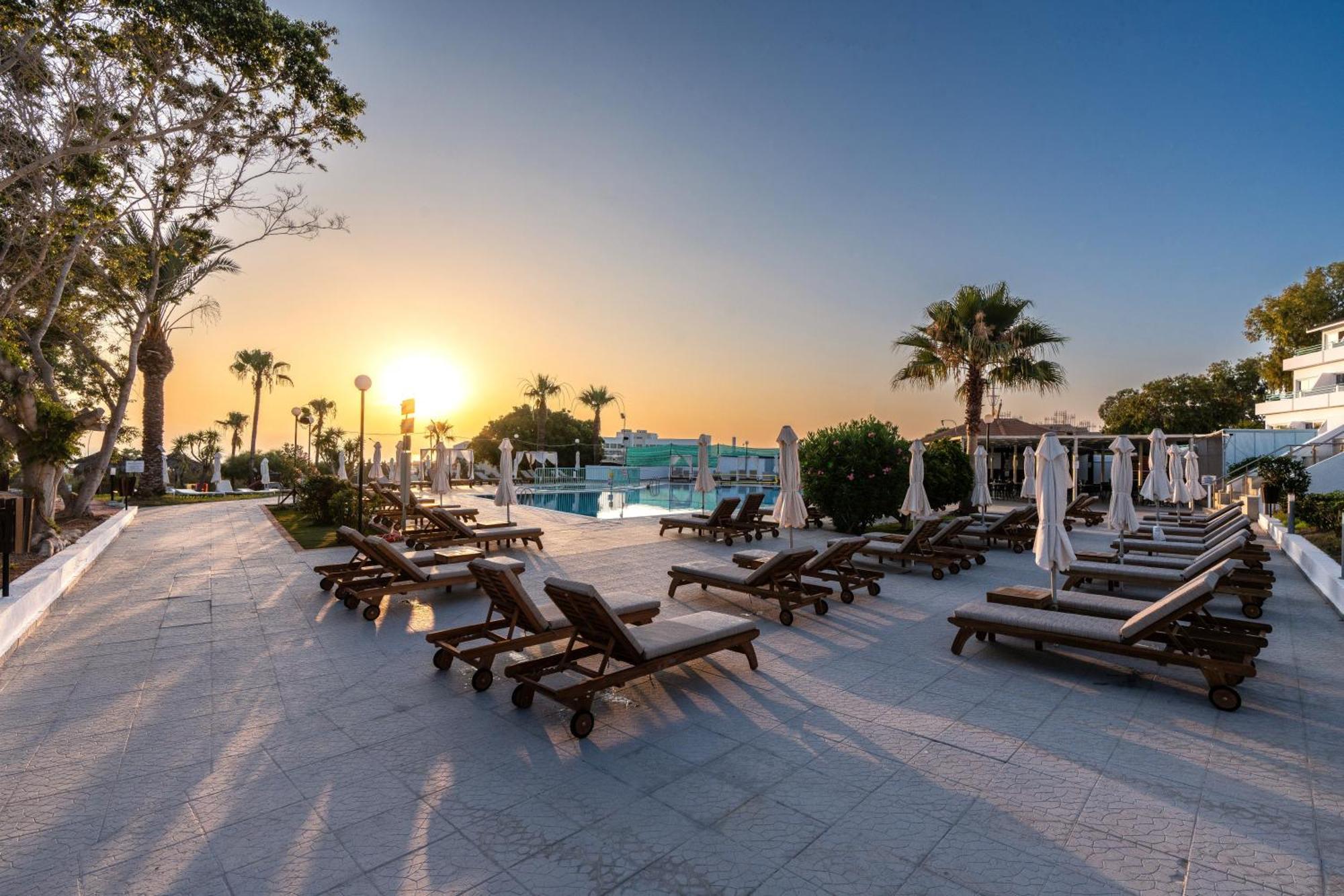 Adelais Bay Hotel โปรทาราส ภายนอก รูปภาพ