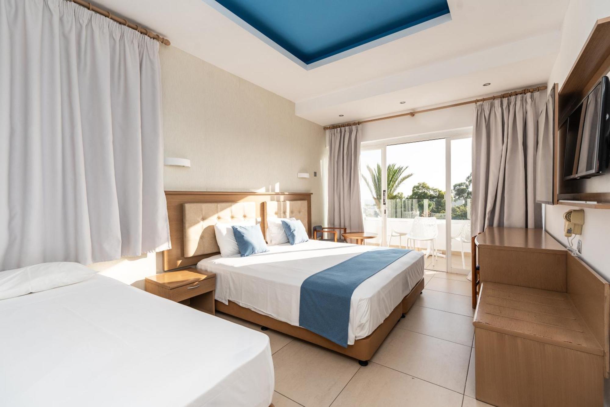 Adelais Bay Hotel โปรทาราส ภายนอก รูปภาพ