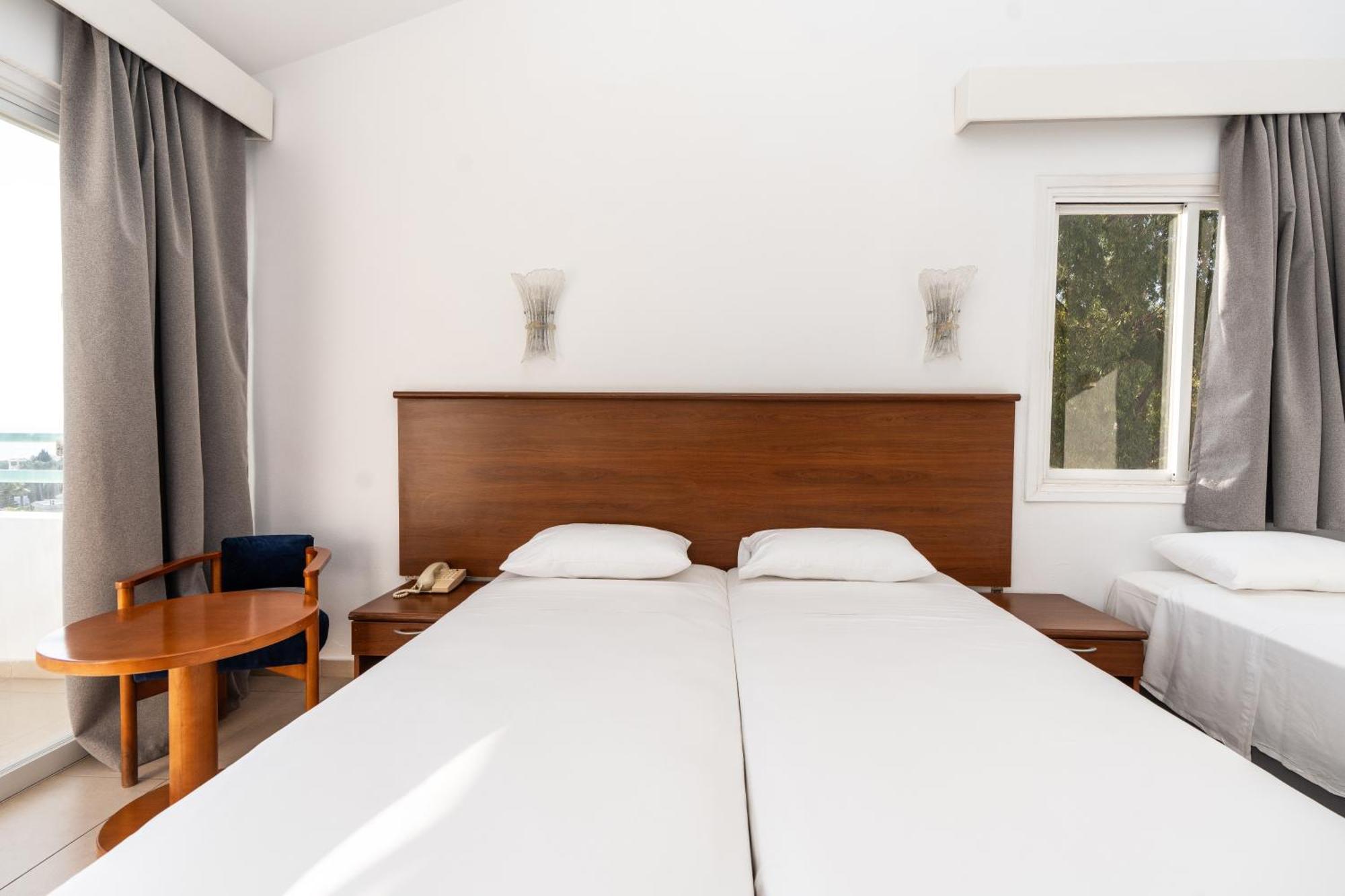 Adelais Bay Hotel โปรทาราส ภายนอก รูปภาพ