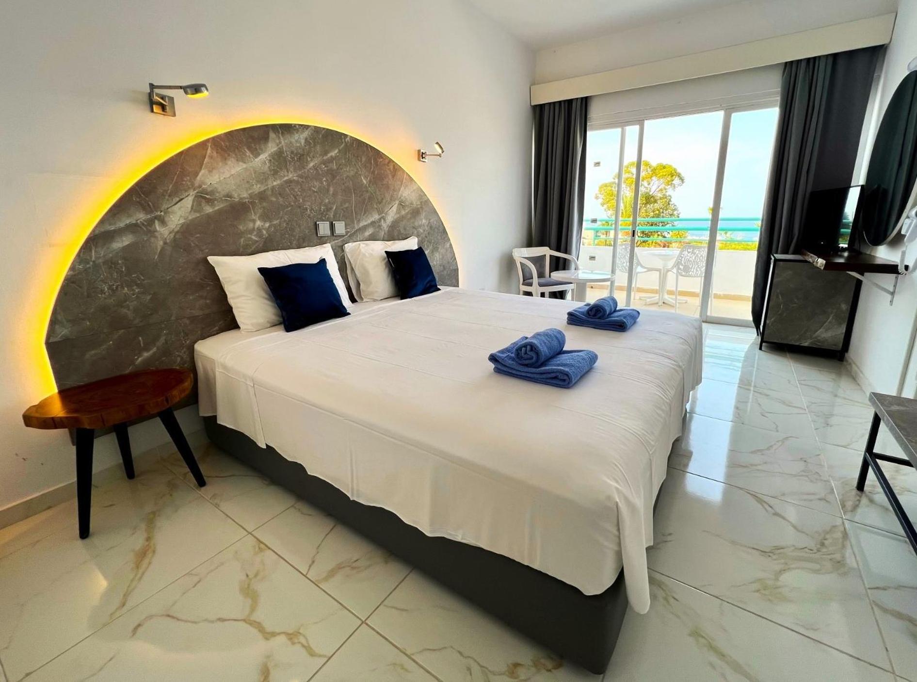 Adelais Bay Hotel โปรทาราส ภายนอก รูปภาพ