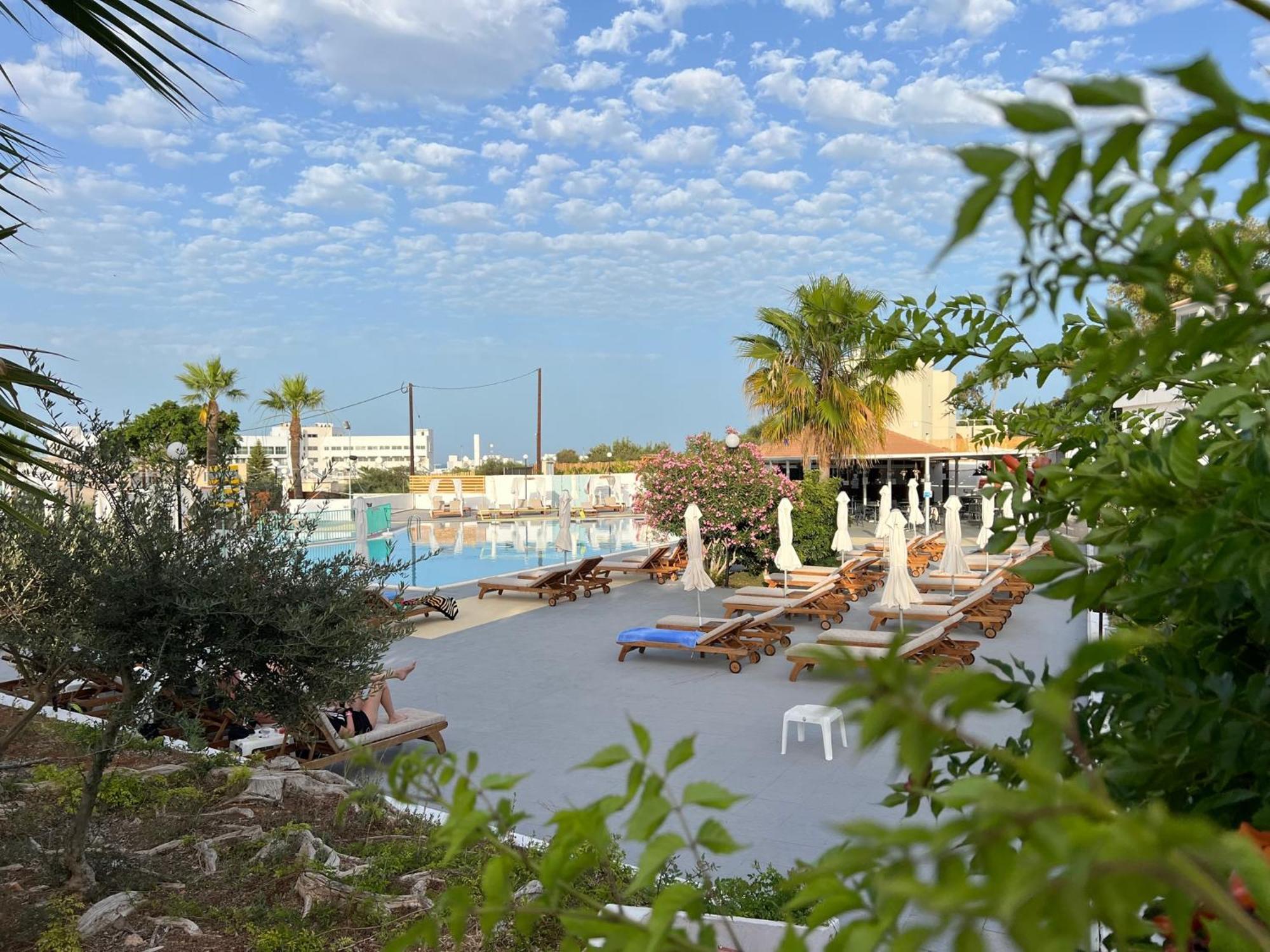Adelais Bay Hotel โปรทาราส ภายนอก รูปภาพ