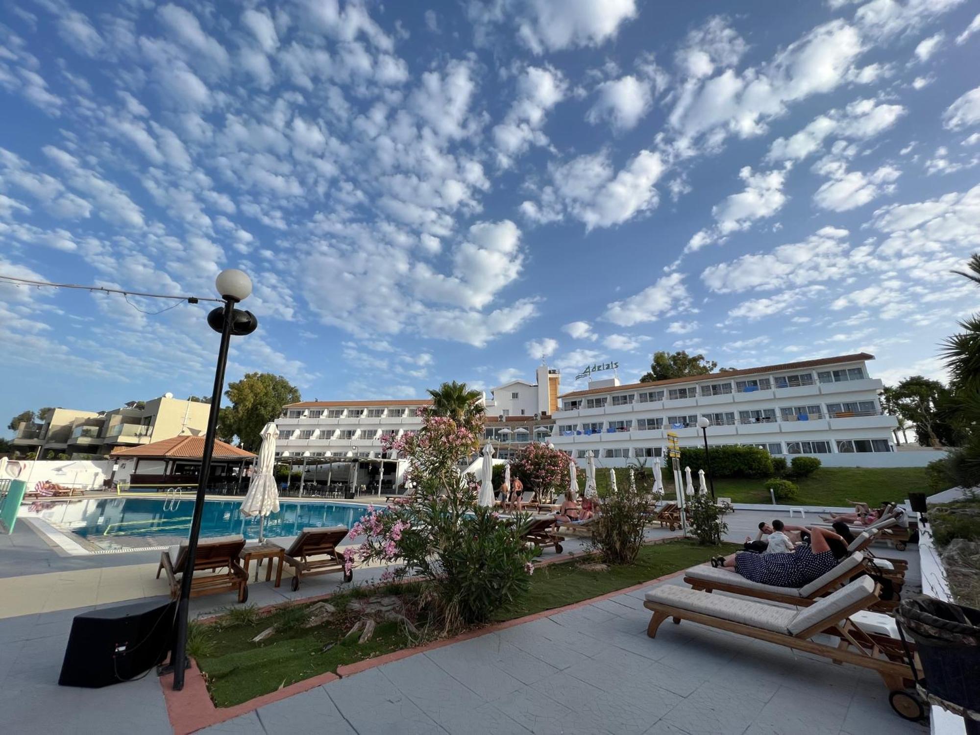 Adelais Bay Hotel โปรทาราส ภายนอก รูปภาพ